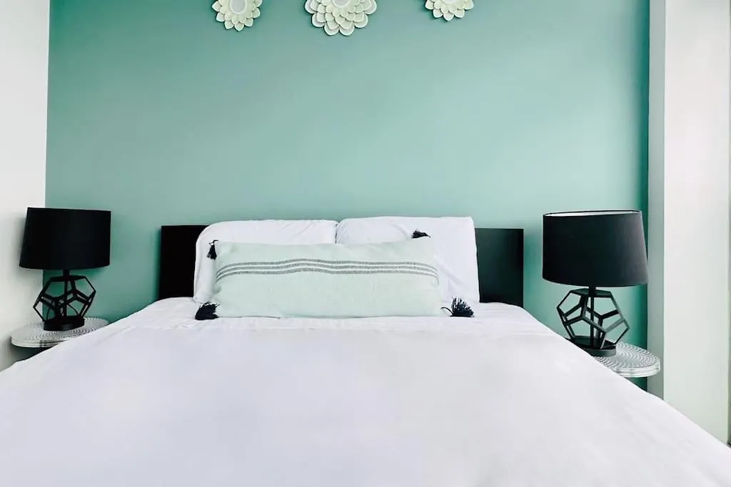 New Superior Lakeview Luxury 3-Bedroom Suite On 48 Floor Toronto