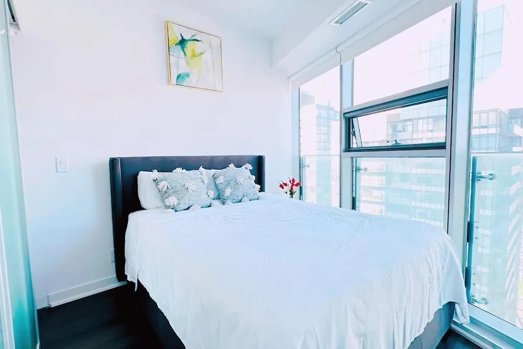 New Superior Lakeview Luxury 3-Bedroom Suite On 48 Floor Toronto