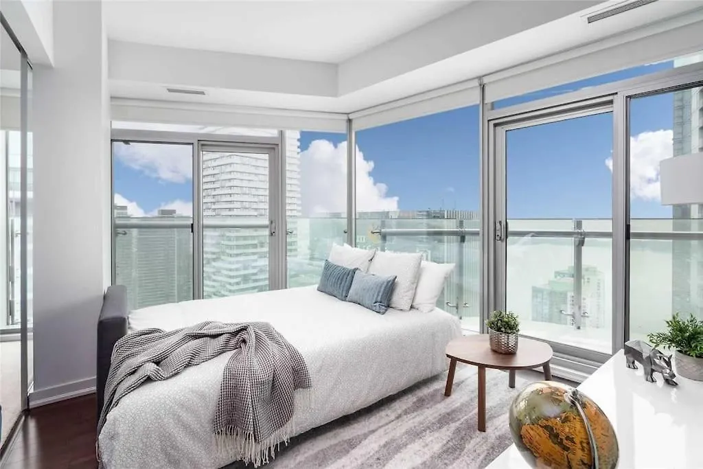 New Superior Lakeview Luxury 3-Bedroom Suite On 48 Floor Toronto Apartment