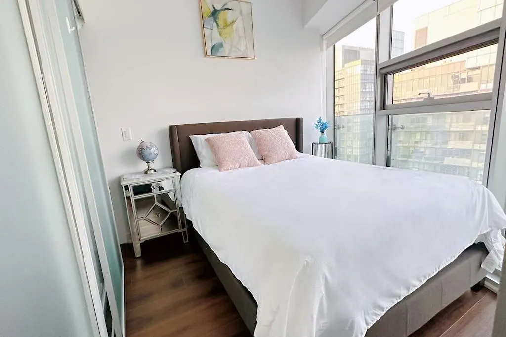 New Superior Lakeview Luxury 3-Bedroom Suite On 48 Floor Toronto Apartment