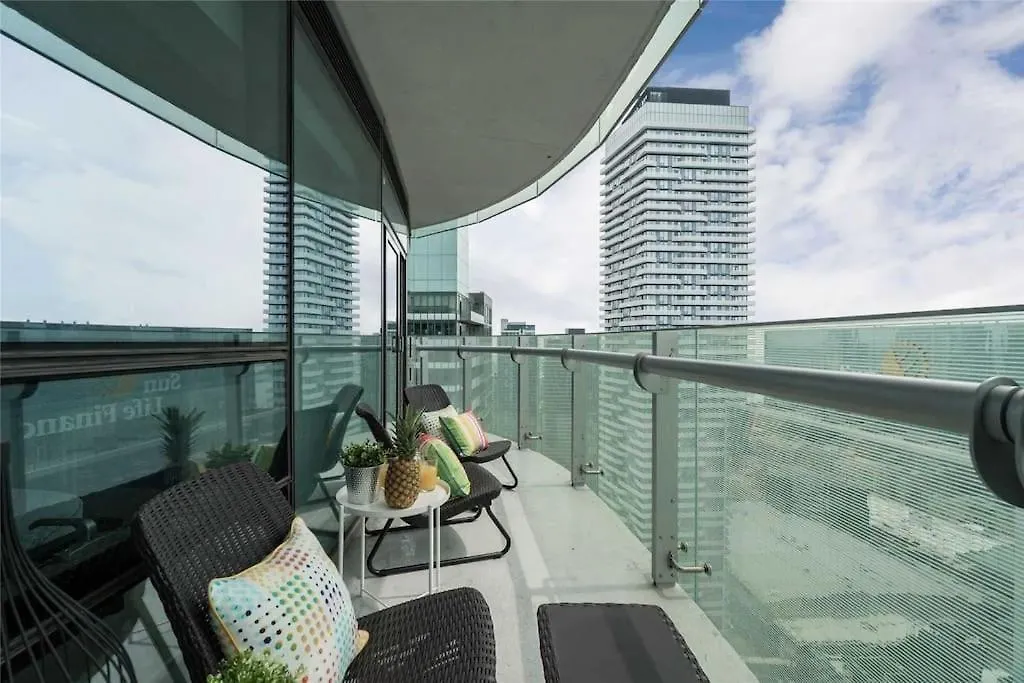 New Superior Lakeview Luxury 3-Bedroom Suite On 48 Floor Toronto