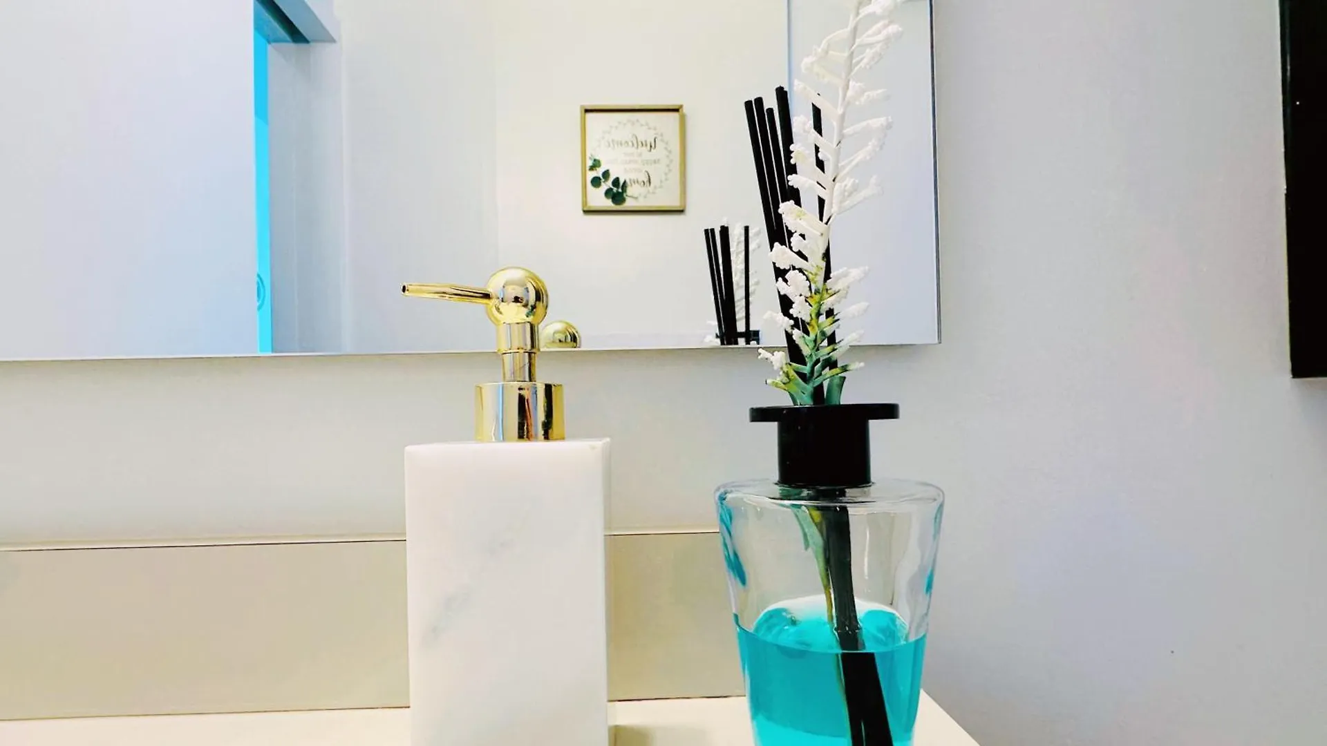 New Superior Lakeview Luxury 3-Bedroom Suite On 48 Floor Toronto Apartment