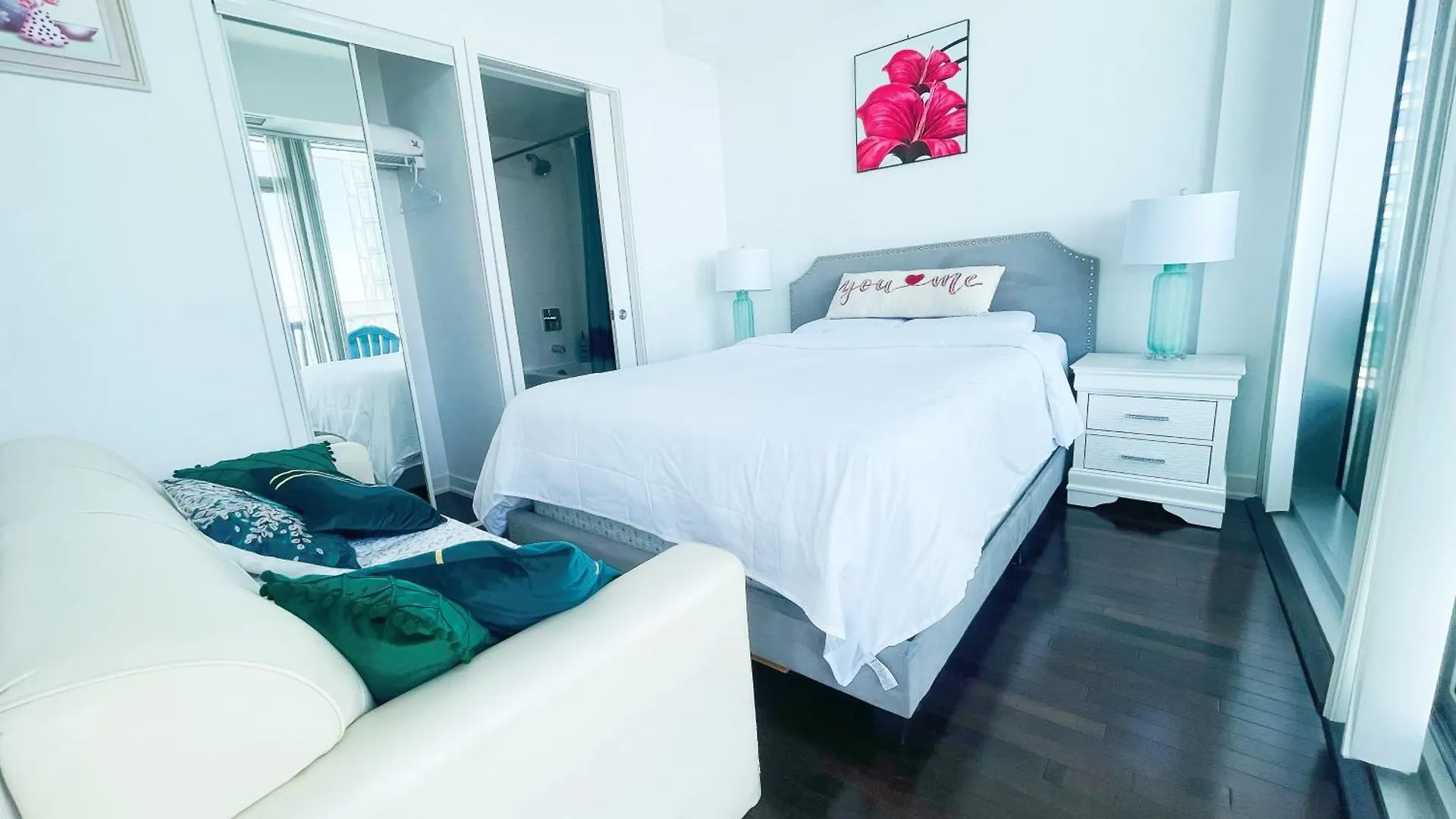 New Superior Lakeview Luxury 3-Bedroom Suite On 48 Floor Toronto