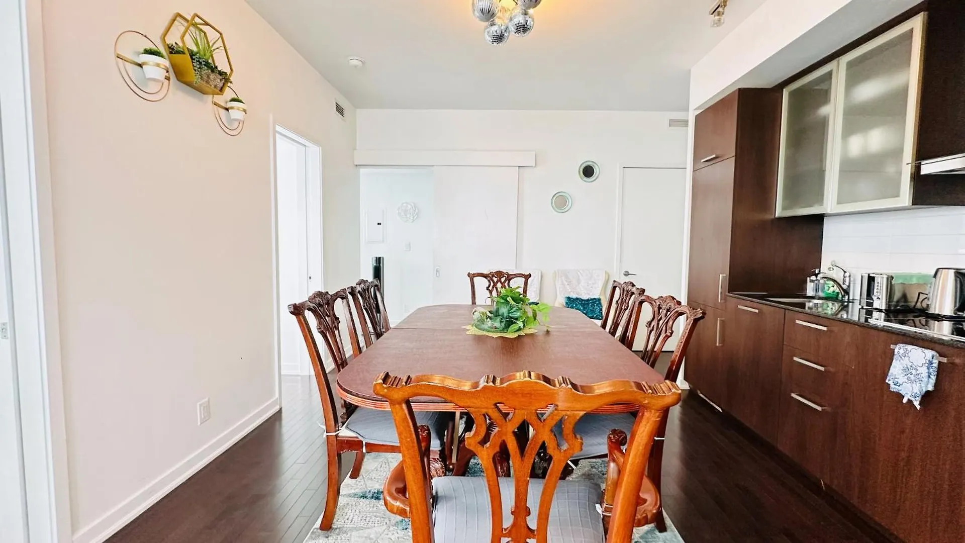 New Superior Lakeview Luxury 3-Bedroom Suite On 48 Floor Toronto Apartment