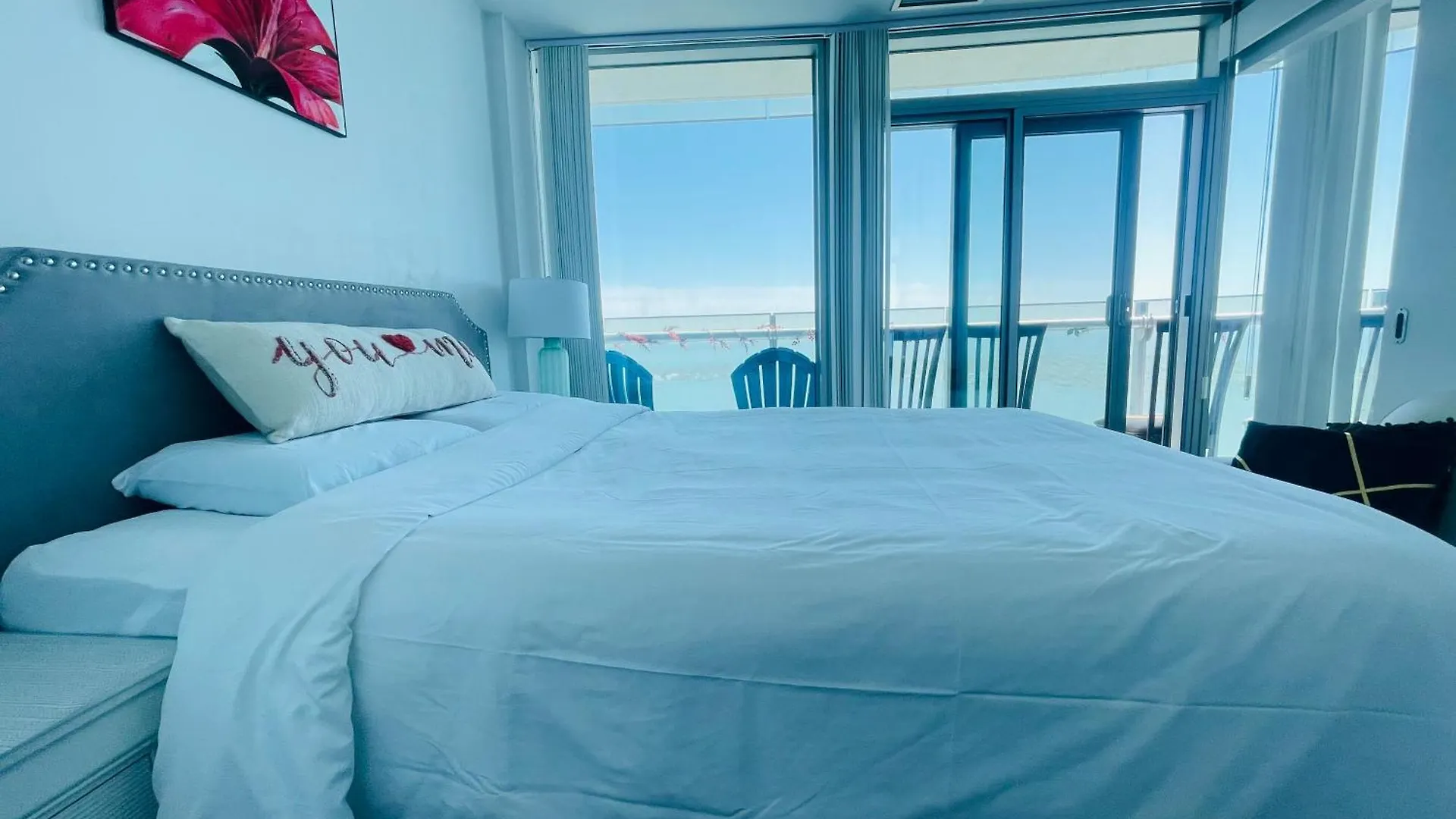 New Superior Lakeview Luxury 3-Bedroom Suite On 48 Floor Toronto Apartment