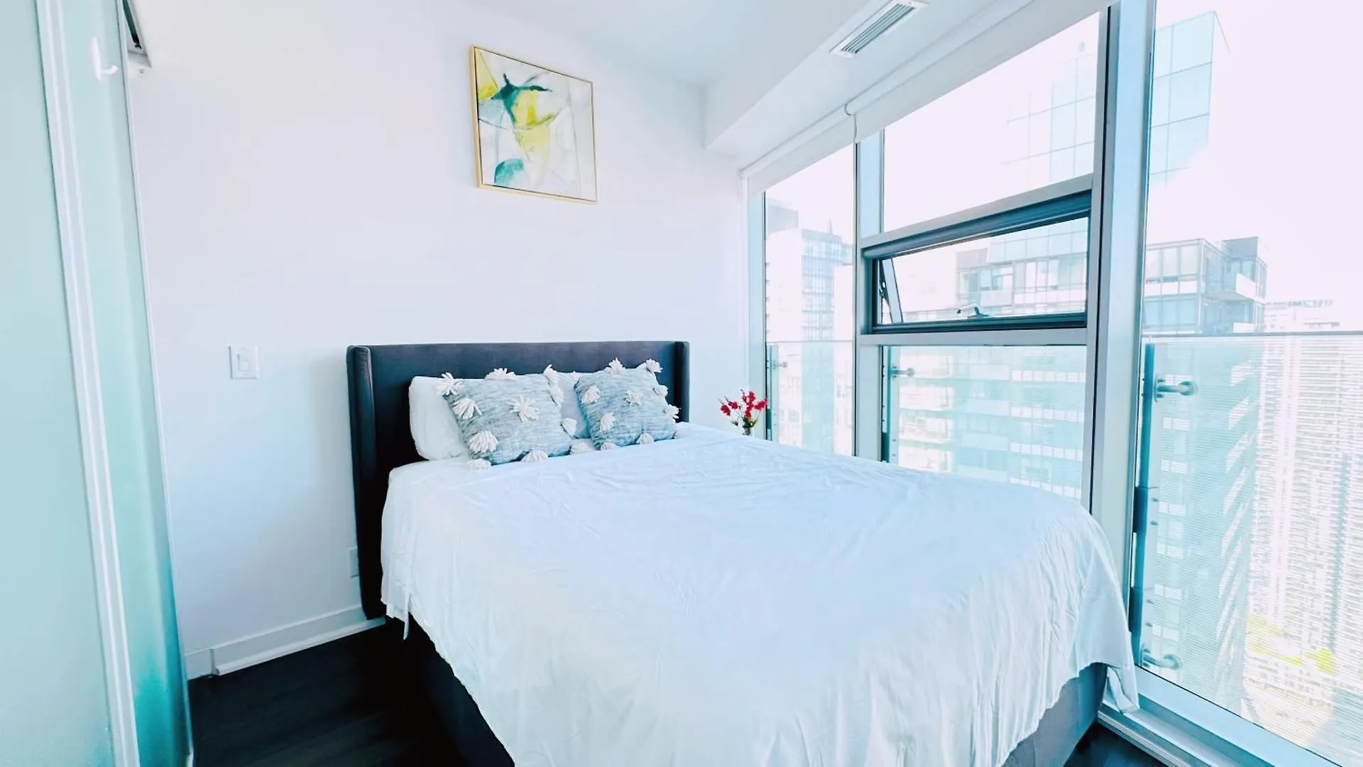 New Superior Lakeview Luxury 3-Bedroom Suite On 48 Floor Toronto