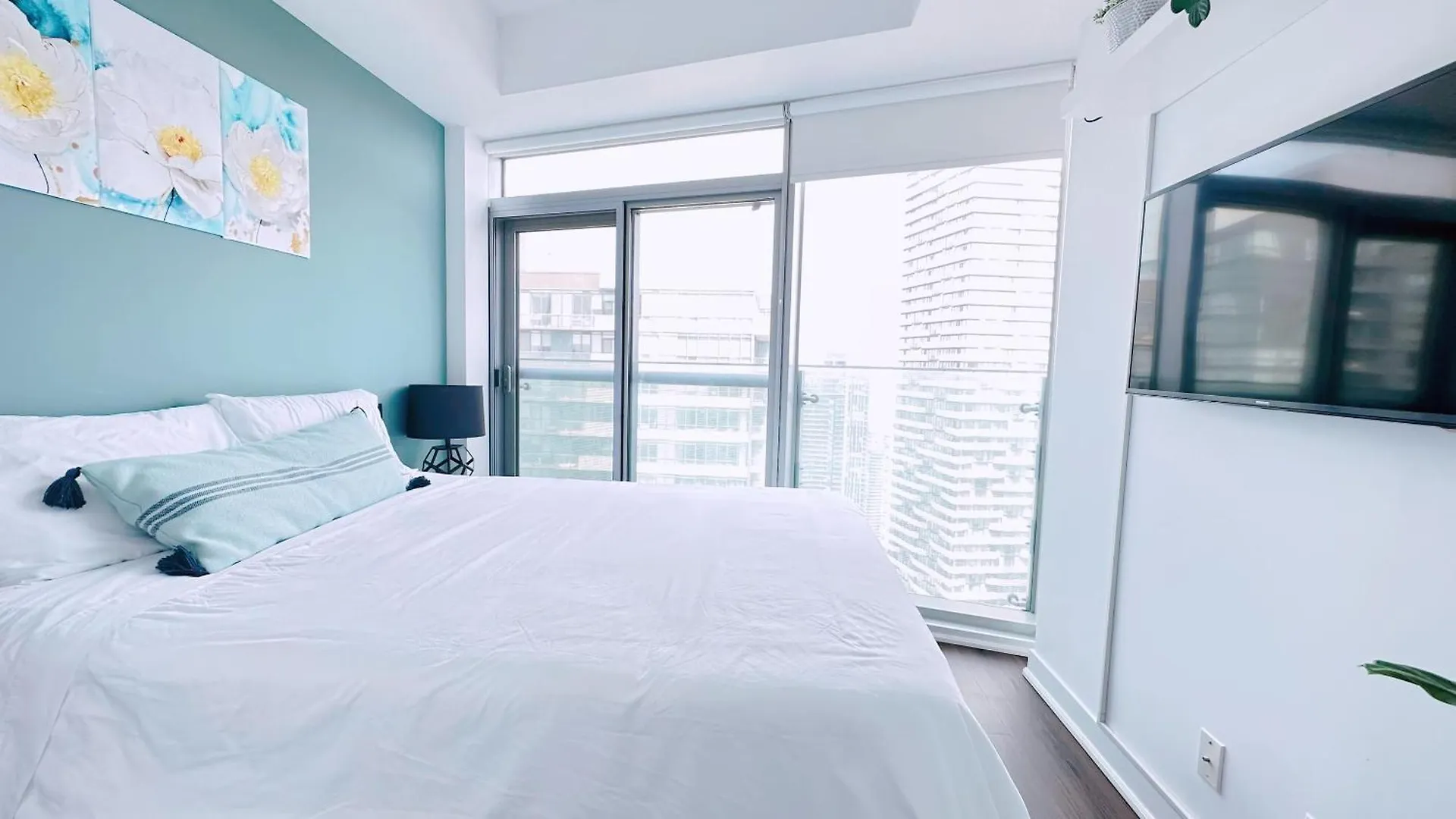 New Superior Lakeview Luxury 3-Bedroom Suite On 48 Floor Toronto