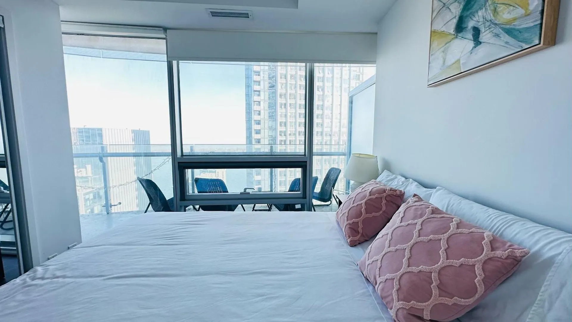 New Superior Lakeview Luxury 3-Bedroom Suite On 48 Floor Toronto Canada