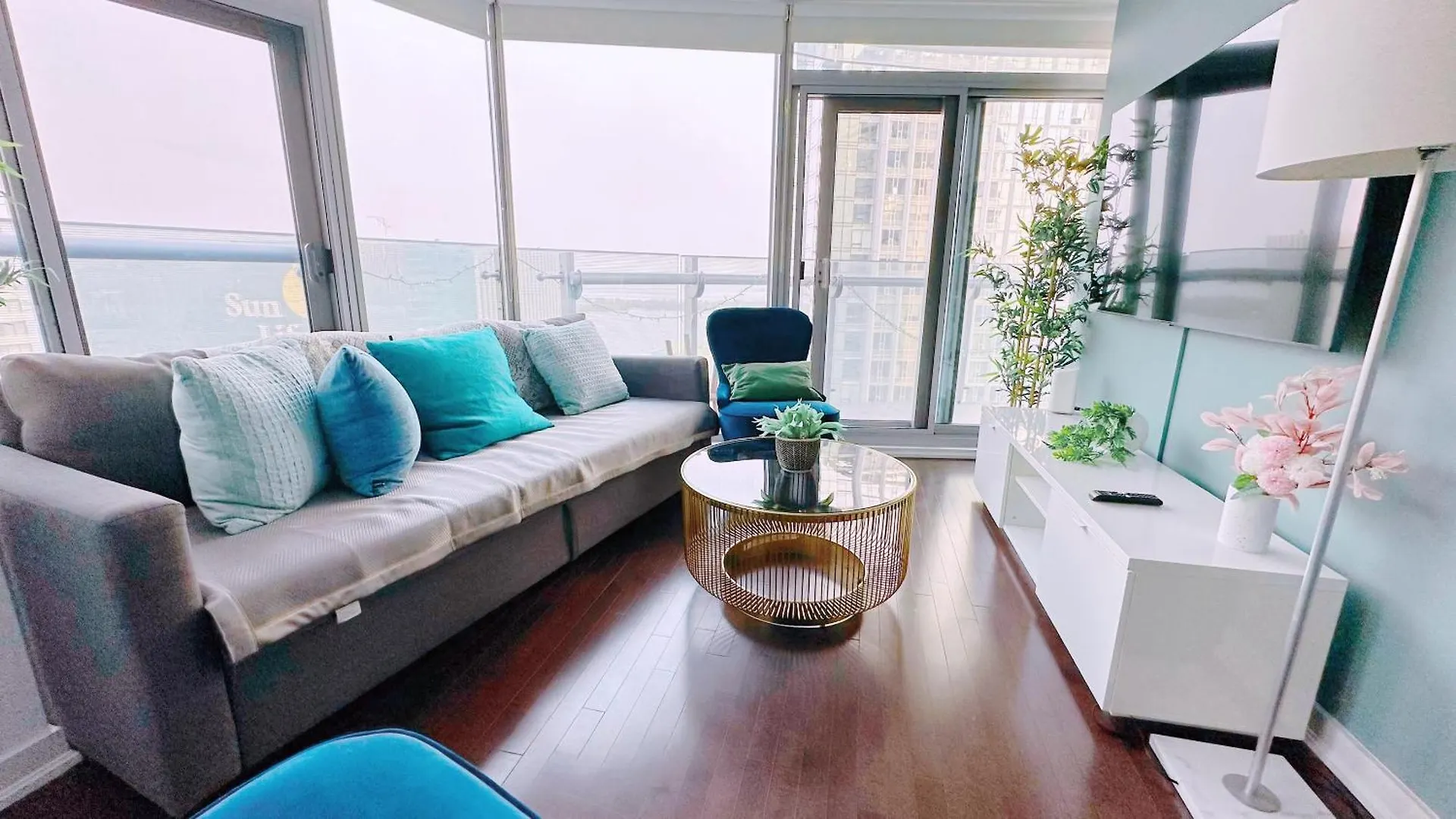 New Superior Lakeview Luxury 3-Bedroom Suite On 48 Floor Toronto Apartment