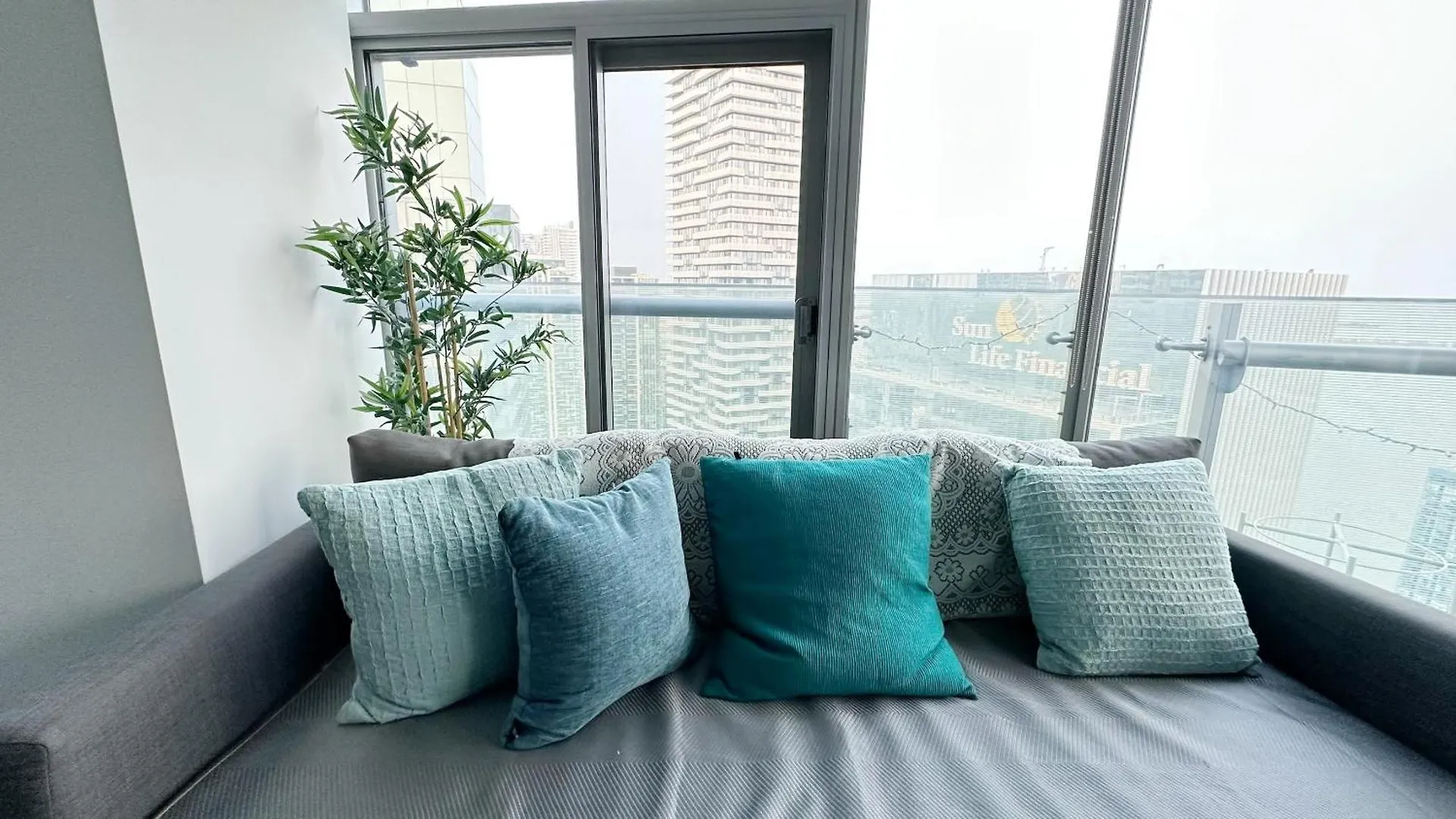 Apartment New Superior Lakeview Luxury 3-Bedroom Suite On 48 Floor Toronto Canada